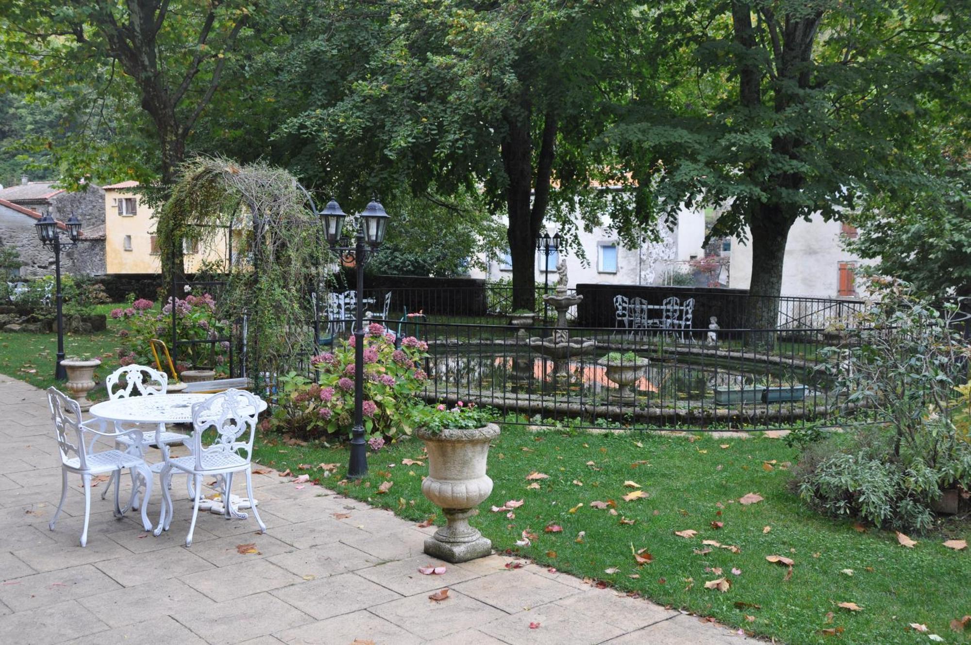 Logis Hostellerie Du Grand Duc Hotel Restaurant Gincla Exterior photo