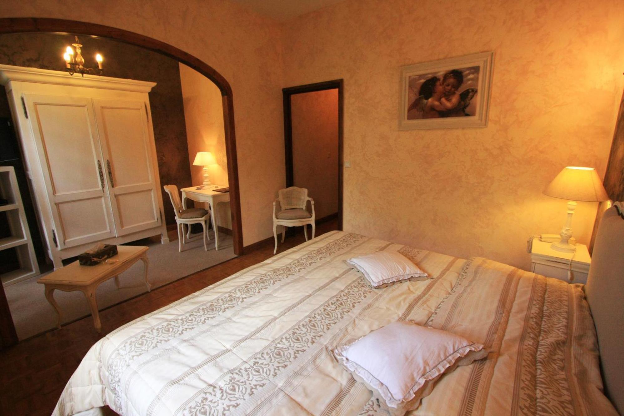 Logis Hostellerie Du Grand Duc Hotel Restaurant Gincla Room photo