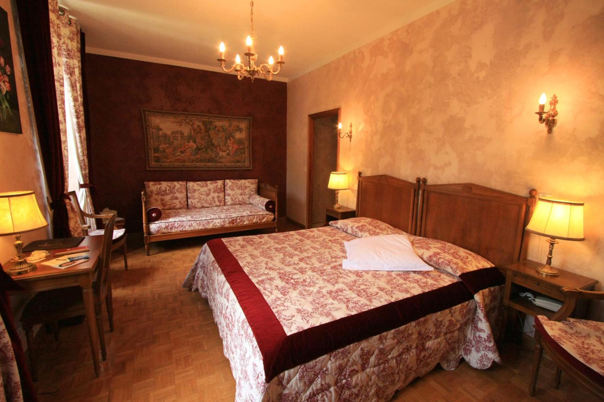 Logis Hostellerie Du Grand Duc Hotel Restaurant Gincla Room photo