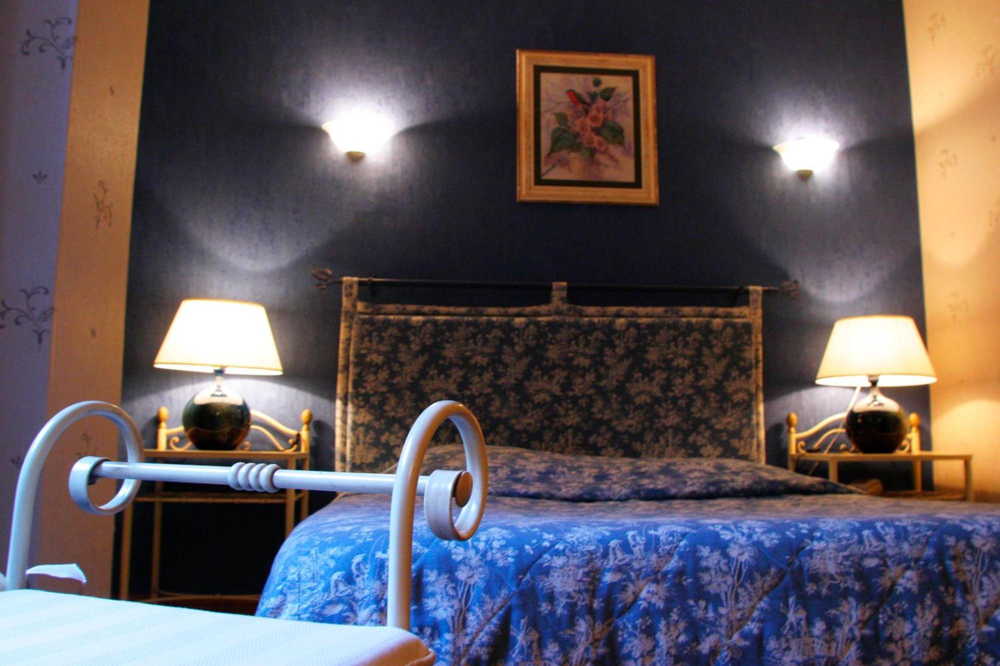 Logis Hostellerie Du Grand Duc Hotel Restaurant Gincla Room photo